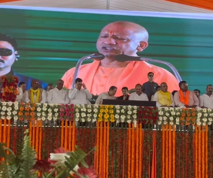 मऊ में सीएम योगी ने 392 करोड़ की 114 परियोजनाओं की सौगात दी, सपा पर भी साधा निशाना।