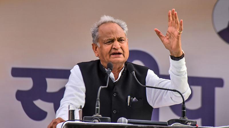 एथेनॉल ब्लेंडिंग को लेकर गहलोत का वार, ‘बिना तैयारी के फैसले का खामियाजा भुगत रही जनता’