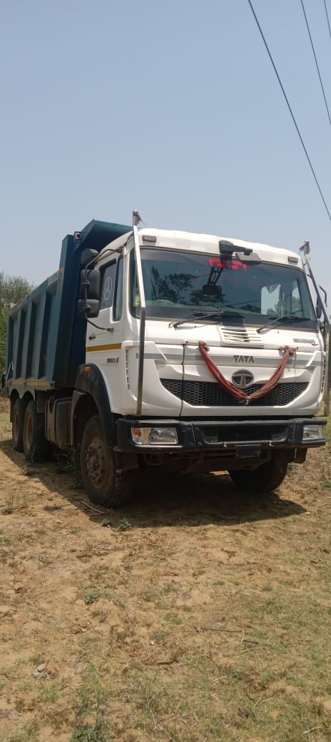 चोरी की रेत से भरा हाईवा पकड़ाया, चालक गिरफ्तार