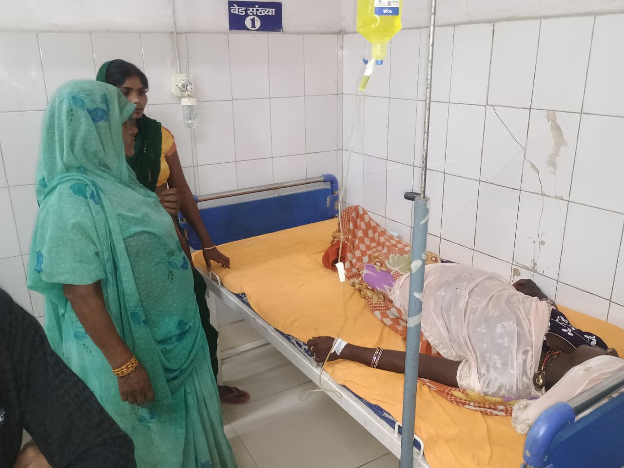 रिविलगंज में आकाशीय बिजली गिरने से बुजुर्ग की मौत, महिला अचेत