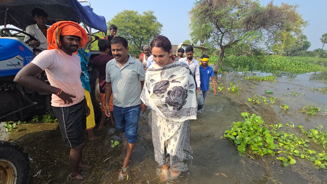 ट्रैक्टर और कमर भर पानी के बीच बाढ़ पीड़ितों की मदद को पहुंचीं सीओ हर्षा कोमल