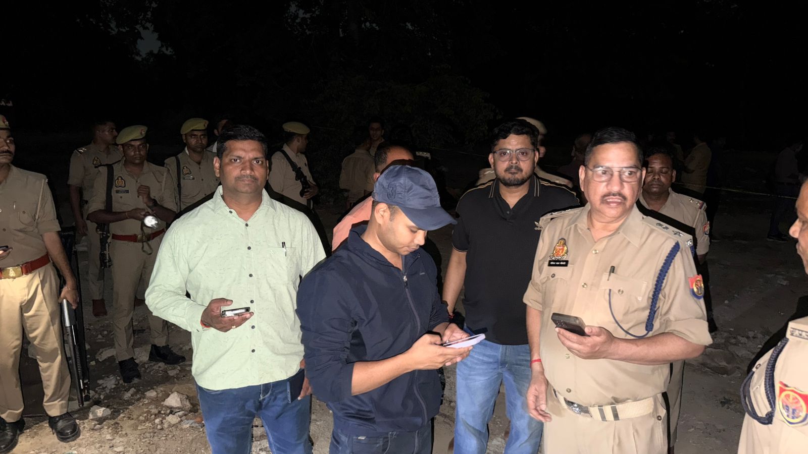 गौ तस्करों ने पुलिस पर की फायरिंग, जवाबी कार्रवाई में दो सगे भाइयों के पैर में लगी गोली