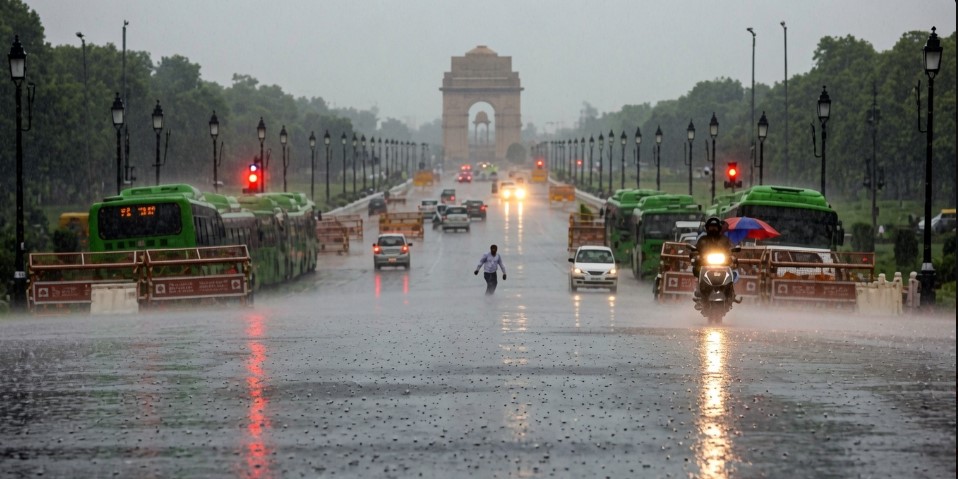 दिल्ली-एनसीआर में बारिश का असर, गर्मी से राहत लेकिन कई इलाके जलमग्न