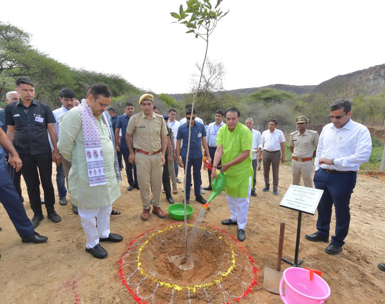 मुख्यमंत्री ने विश्व वानिकी वृक्ष उद्यान में पौधारोपण कर दिया पर्यावरण संरक्षण का संदेश