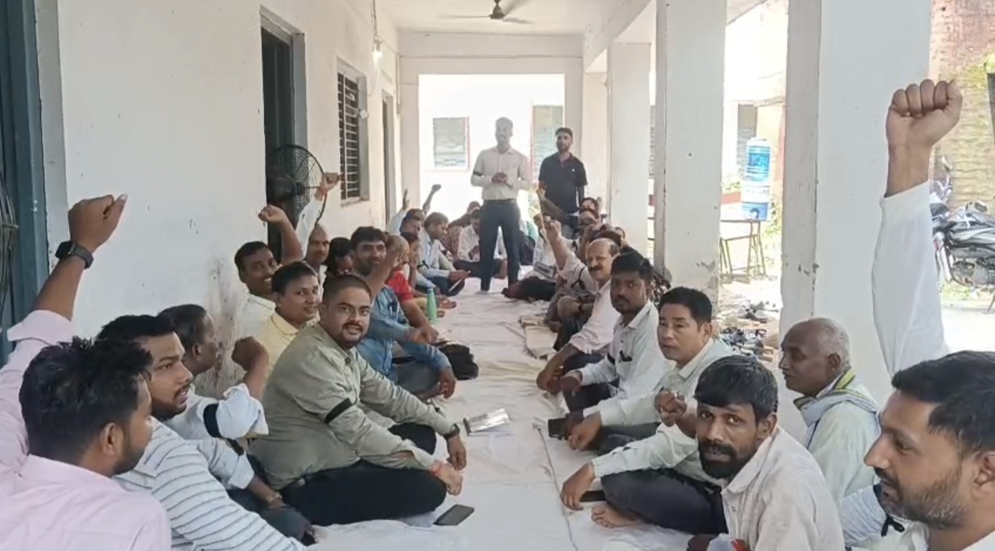 अयोध्या प्रकरण को लेकर अमेठी में लेखपालों का धरना, कार्रवाई वापस लेने की मांग