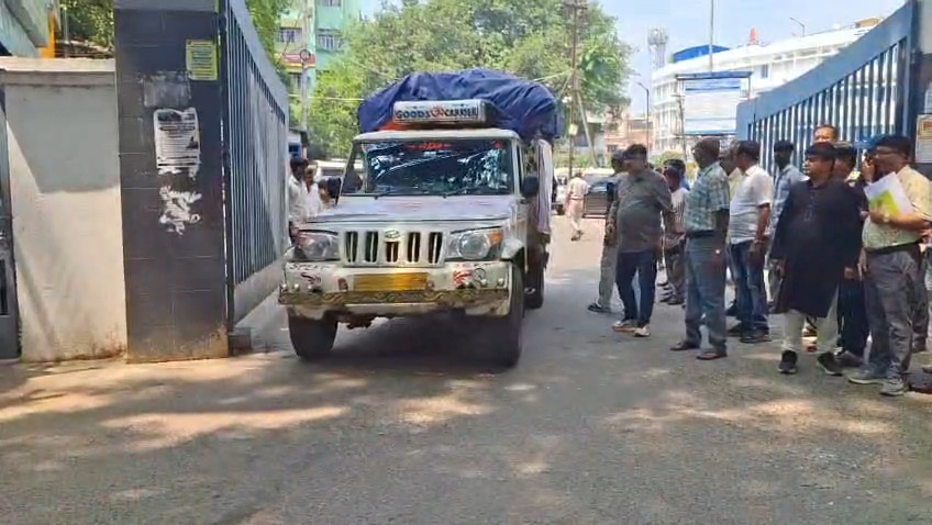 मालदा के कारोबारियों ने बढ़ाया मदद का हाथ, भूतनी के लिए भेजी 10 ट्रक राहत सामग्री