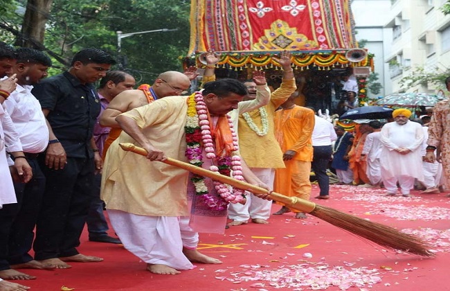 कोलकाता में आस्था का उत्सव, स्वर्ण झाड़ू से मार्ग बुहारकर शुरू हुई इस्कॉन रथयात्रा
