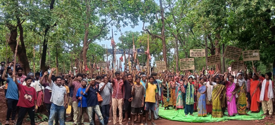 दुबिल माइंस में ग्रामीणों का अनिश्चितकालीन आंदोलन, उत्पादन और लौह अयस्क ढुलाई ठप