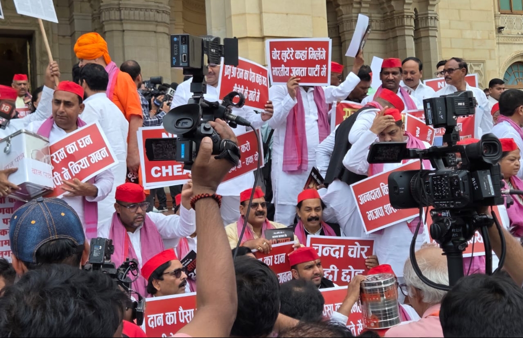 विधान भवन में सपा विधायकों का धरना, चौधरी चरण सिंह प्रतिमा के समक्ष सरकार के खिलाफ प्रदर्शन