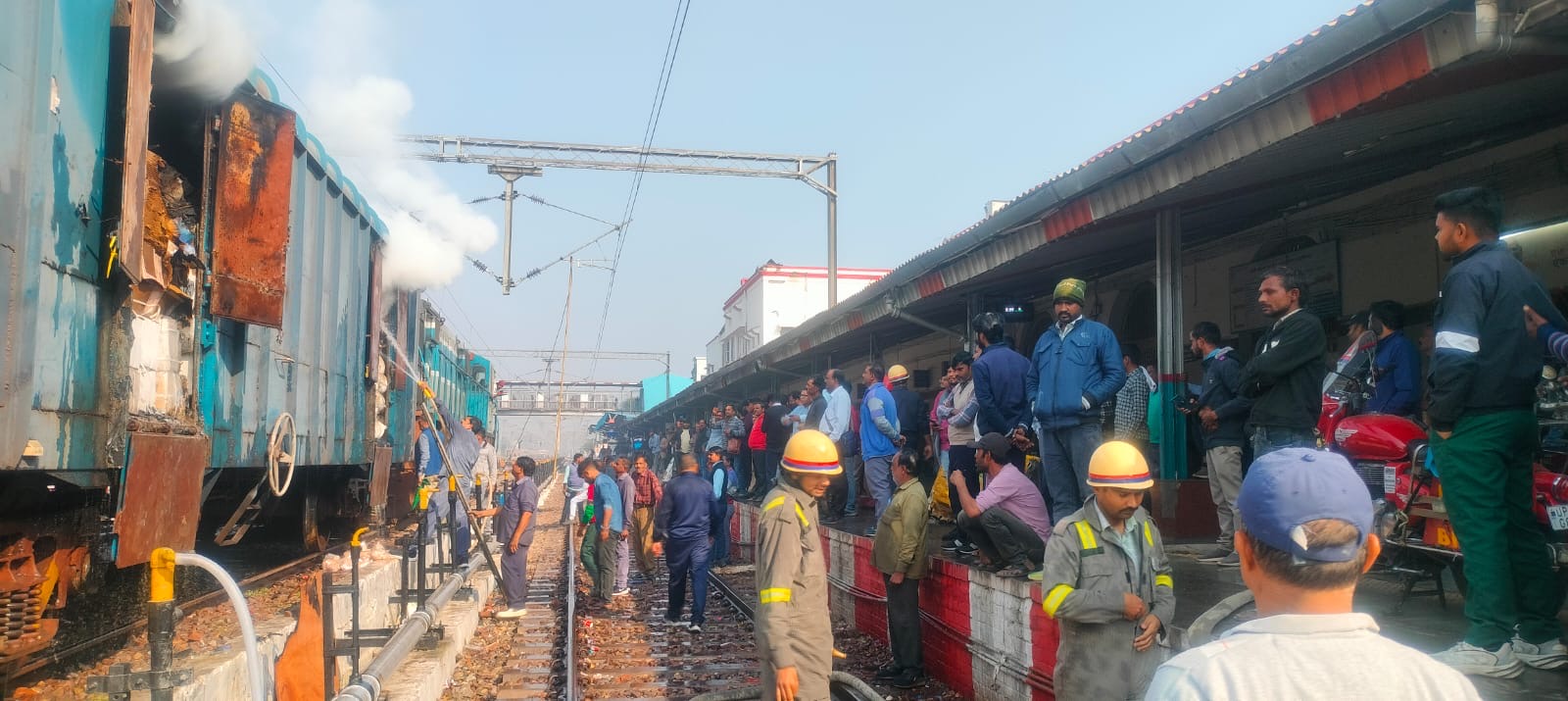 बरेली जंक्शन पर पार्सल मालगाड़ी में लगी भीषण आग, लोको पायलट की सतर्कता से टला बड़ा हादसा