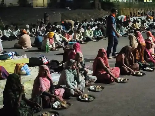 मुआवजे की मांग पर अड़े किसान, झाबुआ कलेक्ट्रेट में खुले आसमान के नीचे रात बिताई