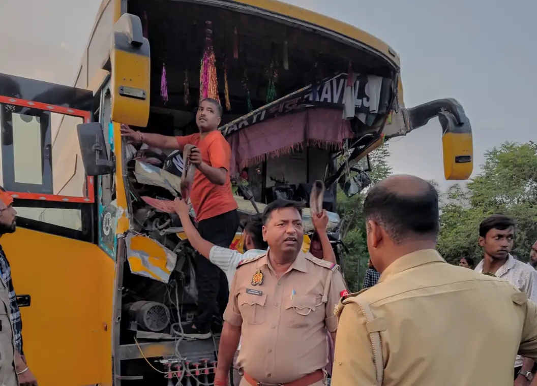 लखनऊ एक्सप्रेस वे पर ट्रक से भिड़ी स्लीपर बस, 11 यात्री घायल
