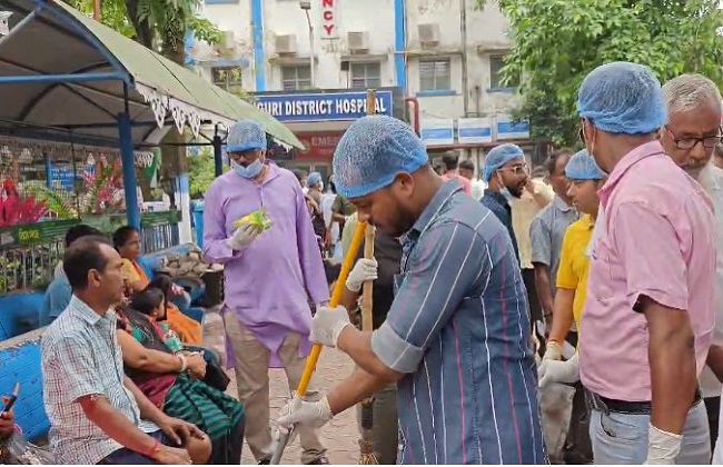 जिला अस्पताल में भाजपा युवा मोर्चा का स्वच्छ भारत अभियान, जरूरतमंदों में फल वितरण