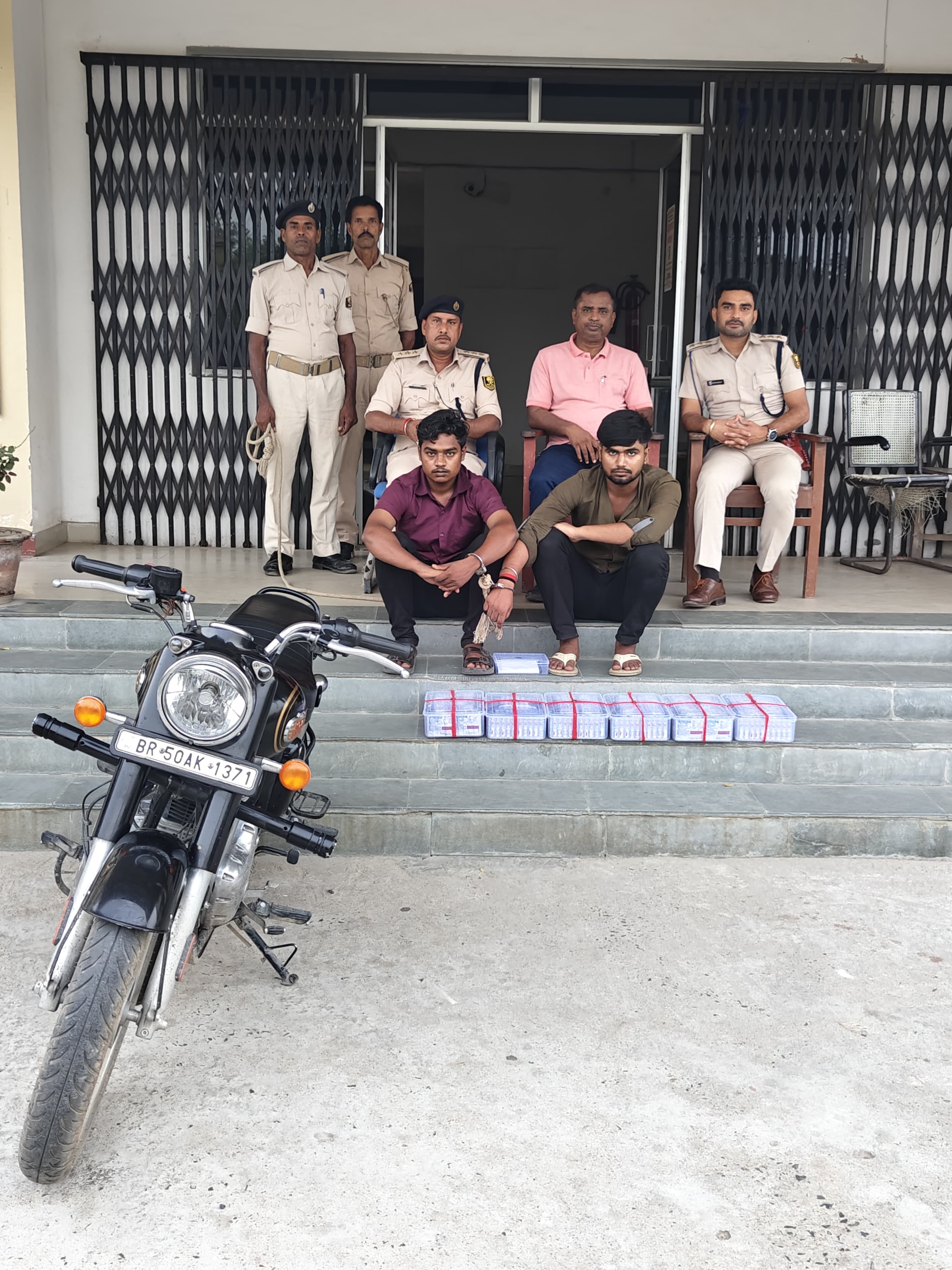 1475 पीस प्रतिबंधित इंजेक्शन के साथ दो युवक गिरफ्तार, बुलेट बाइक जब्त