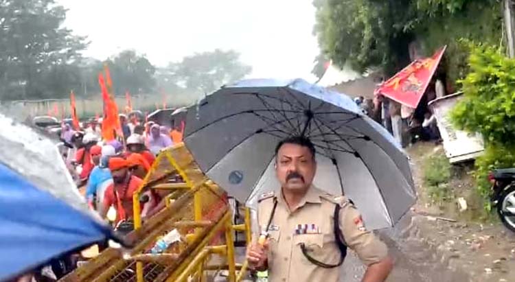 भारी बारिश के बीच पुलिस की कड़ी चौकसी, SSP ने खुद संभाला मोर्चा