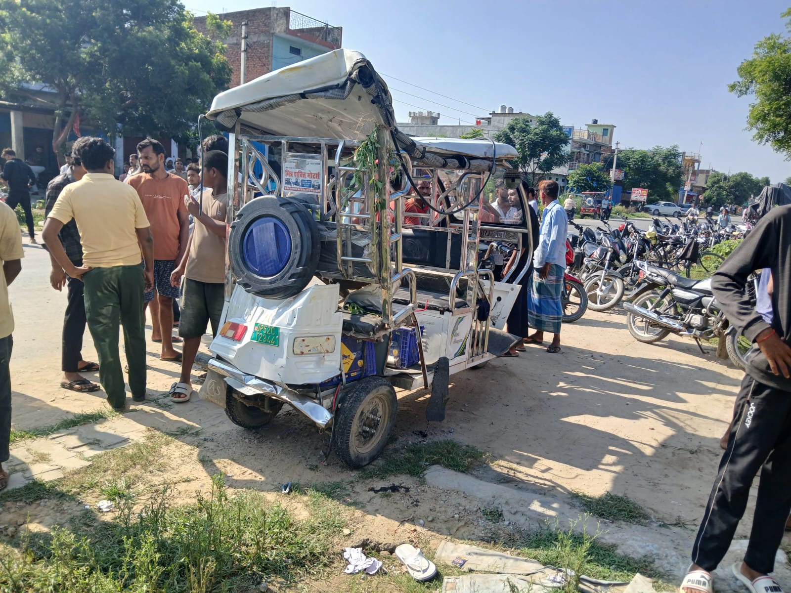 देवरिया में सड़क हादसा, ई-रिक्शा चालक की मौत; छात्र समेत 18 घायल