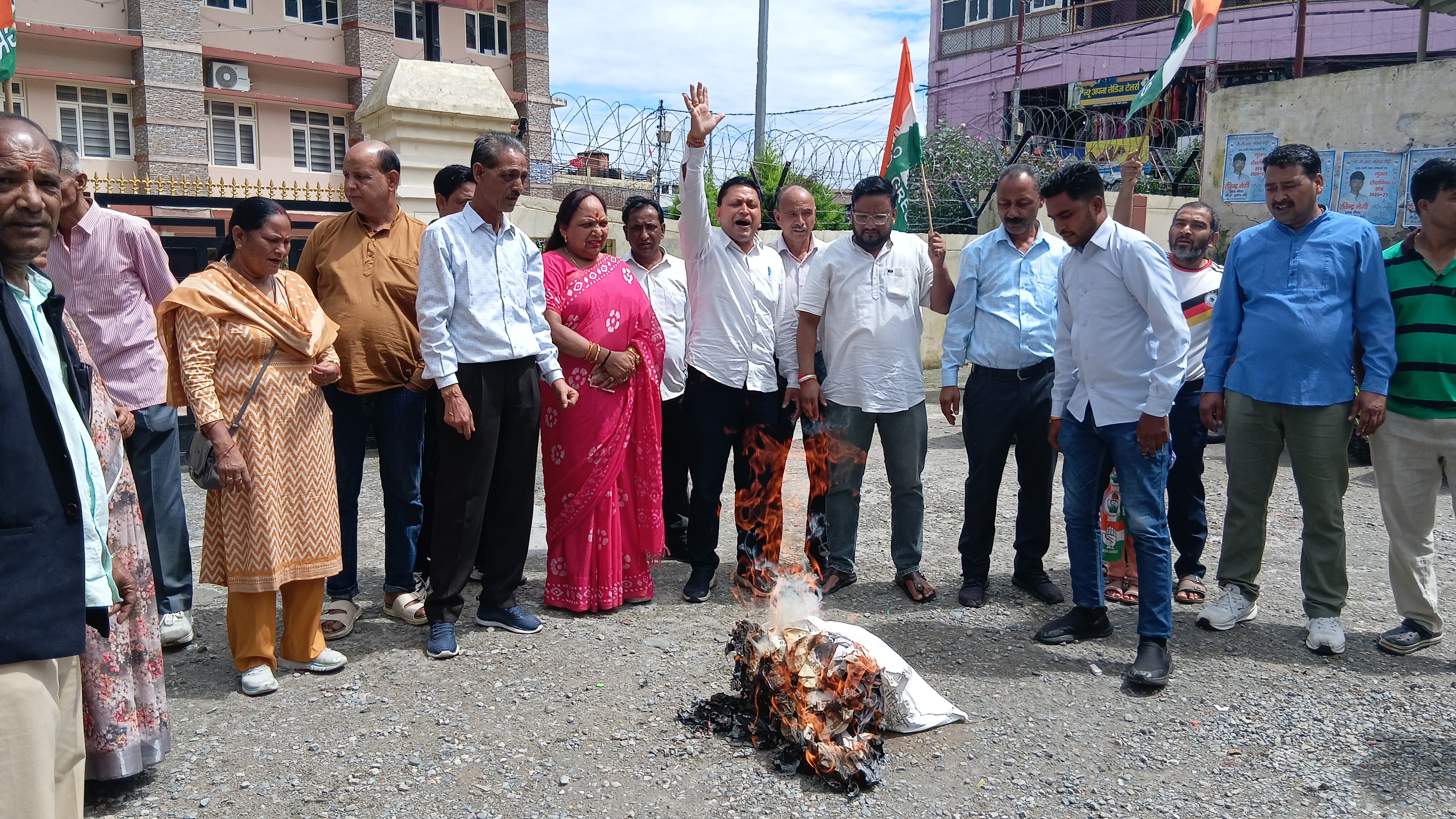 कांग्रेस कार्यकर्ताओं का प्रदर्शन, नितिन नवीन का पुतला फूंककर जताया विरोध