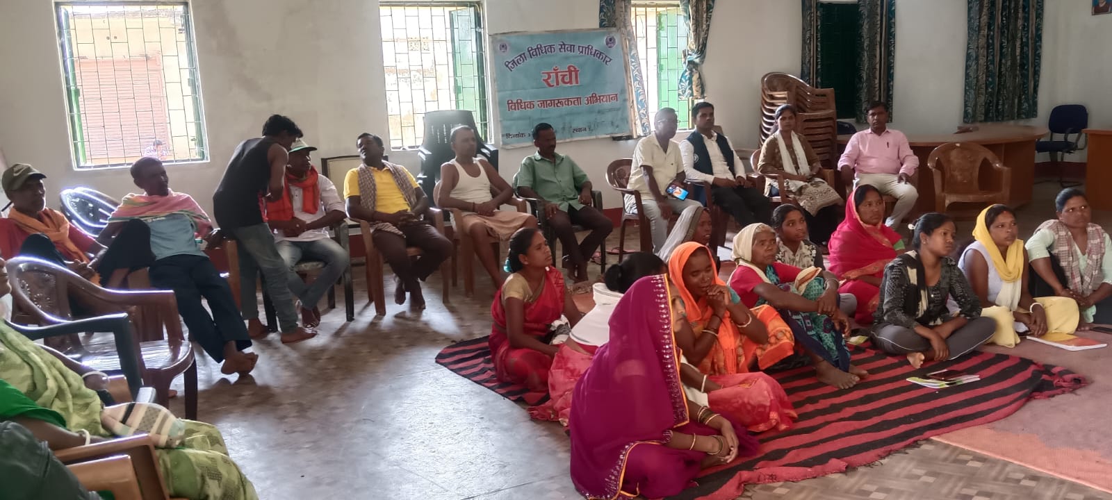 डालसा के विधिक जागरूकता अभियान में ग्रामीणों को बताए गए कानूनी अधिकार
