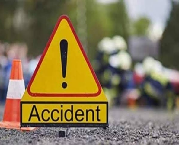 डंपर की टक्कर से युवक की मौत, गुस्साए ग्रामीणों ने चक्का जाम कर वाहन फूंका