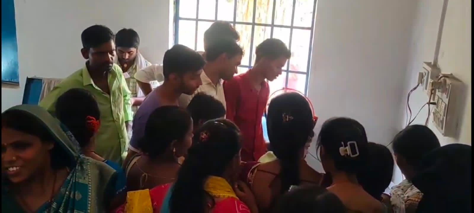आधार कार्ड सुधार के नाम पर 3 हजार रुपये मांगने पर हंगामा,अधिकारी से शिकायत