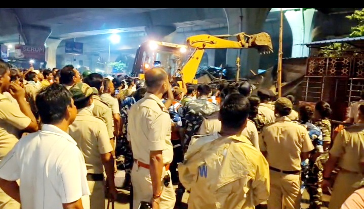 दक्षिणेश्वर में एनएचएआइ का अतिक्रमण हटाओ अभियान, रातभर चला बुलडोजर