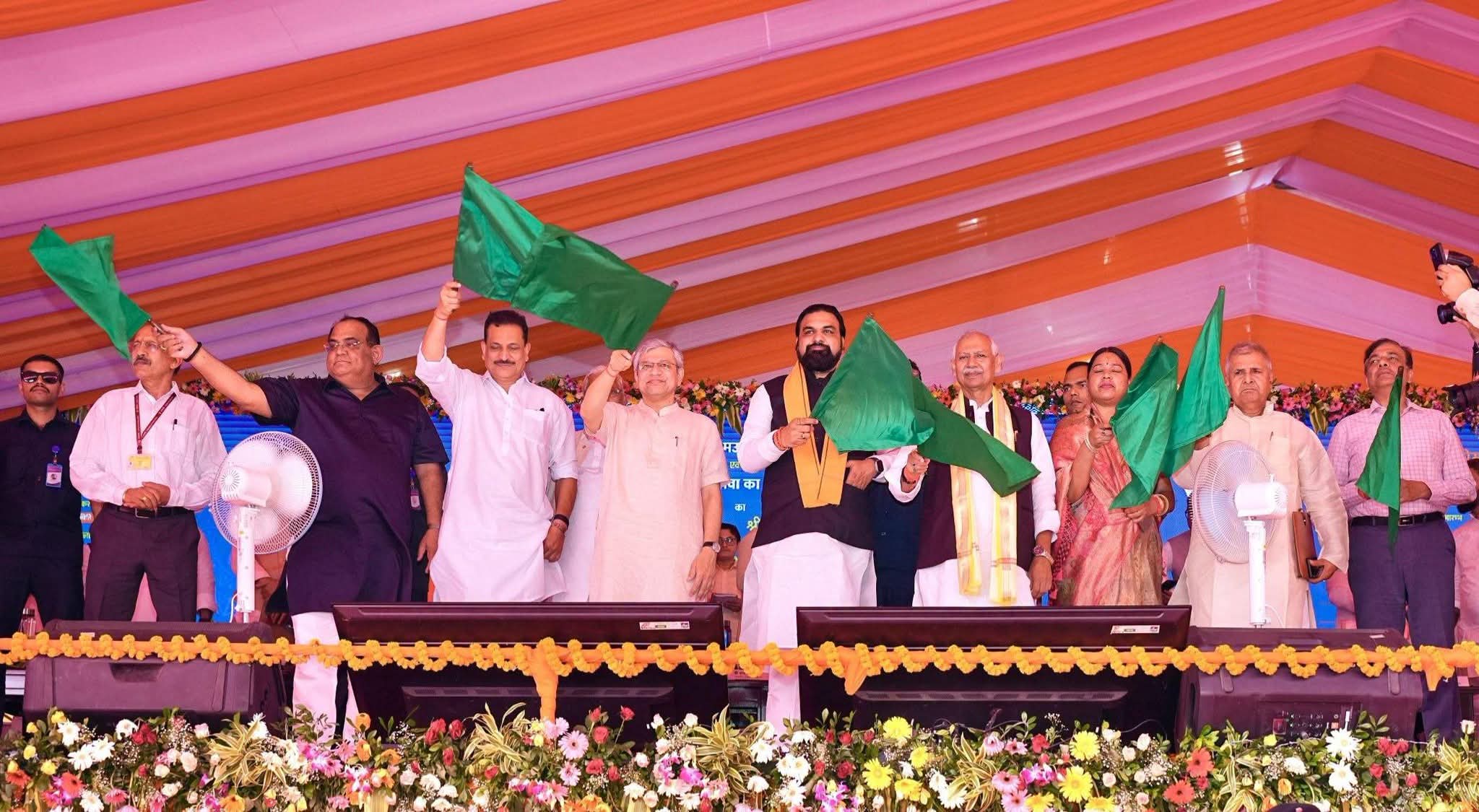 रेल मंत्री ने छपरा-आनंद विहार सुपरफास्ट एक्सप्रेस को दिखाई हरी झंडी, बिहार में बुलेट ट्रेन लाने की घोषणा