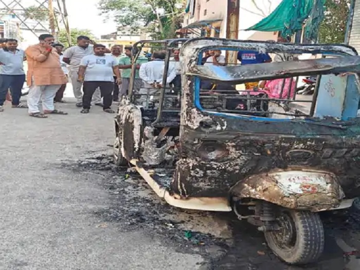 इंदौर: घर के बाहर खड़े वाहनों में लगाई आग, ऑटो और दो बाइक जलकर खाक