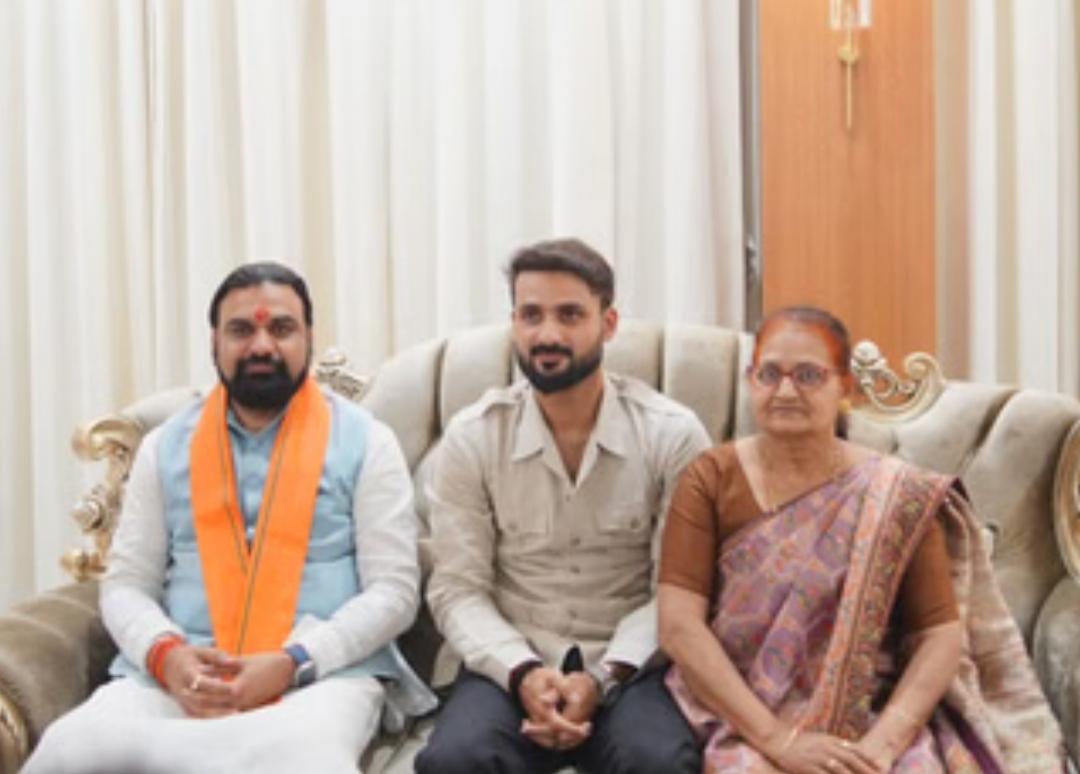 आकाशदीप के घर पहुंचे सीएम सम्राट चौधरी, क्रिकेटर के परिवार से की मुलाकात; शादी की दी बधाई
