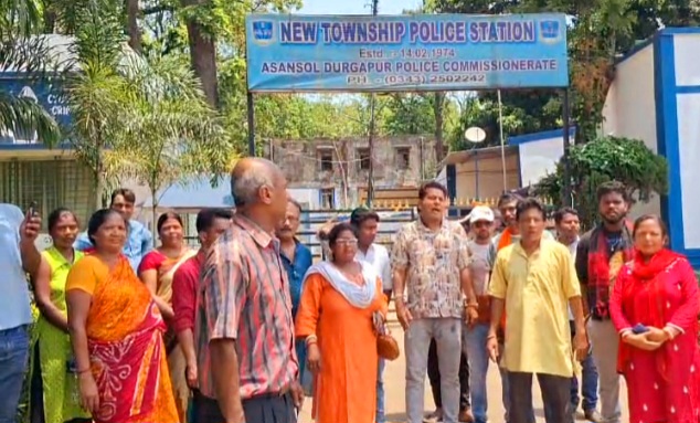दुर्गापुर : भाजपा कार्यकर्ताओं ने आरोपित को छोड़ने पर किया थाना घेराव
