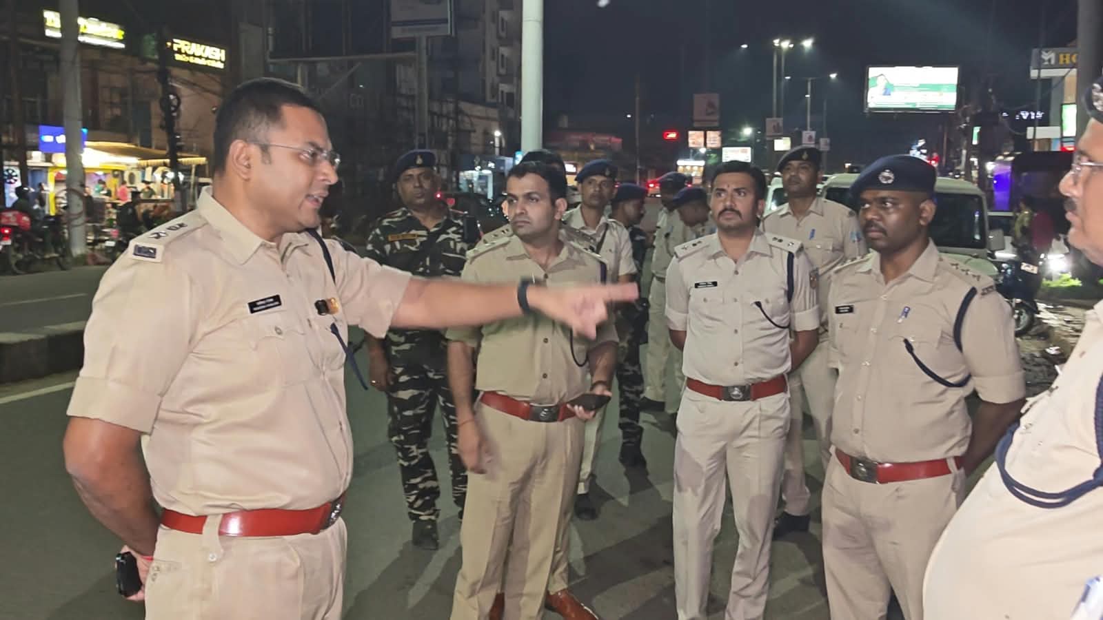 देर रात रांची की सड़कों पर उतरे एसएसपी राकेश रंजन, संवेदनशील क्षेत्रों का किया निरीक्षण