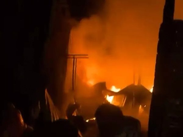 जबलपुर के गुरंदी बाजार में देर रात लगी भीषण आग, सात कबाड़ दुकानें खाक, 10 दमकलों ने पाया काबू