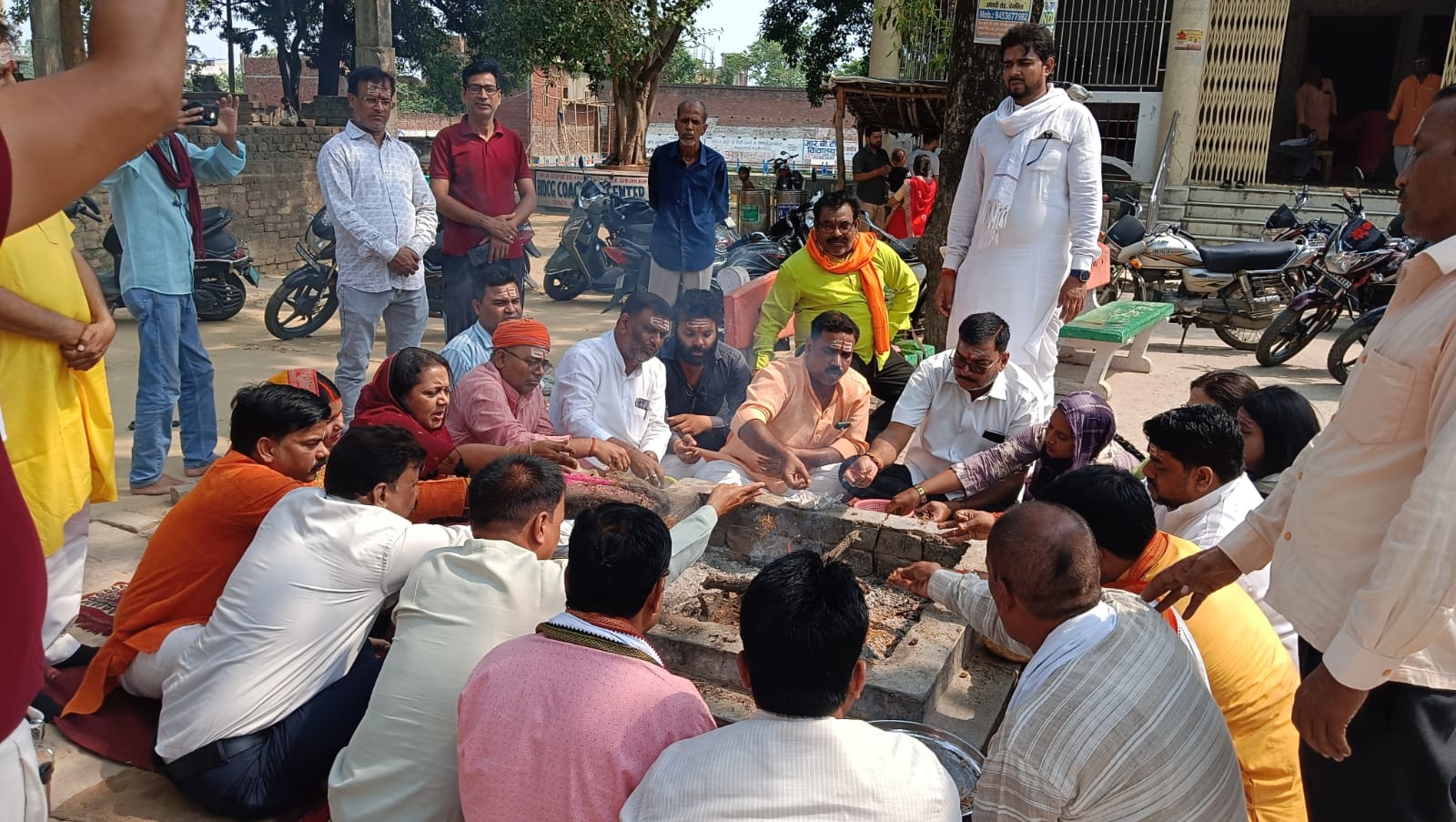 मोदी सरकार के 12 वर्ष पूर्ण होने पर कार्यकर्ताओं ने सोमनाथ मंदिर में किया पूजा एवं हवन