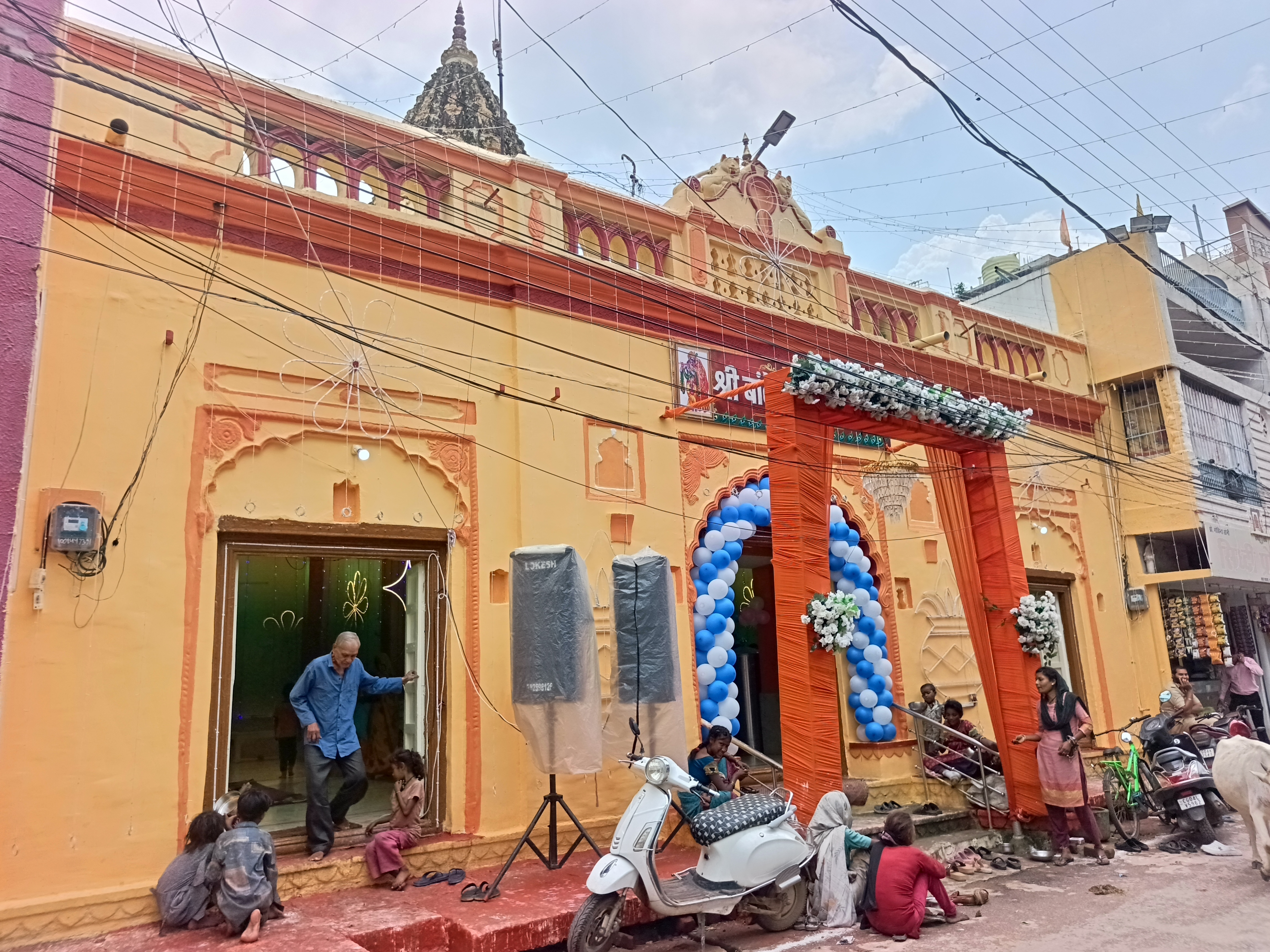 धमतरी में वृंदावन का एहसास, बांके बिहारी की प्रतिकृति है राधा-कृष्ण मंदिर