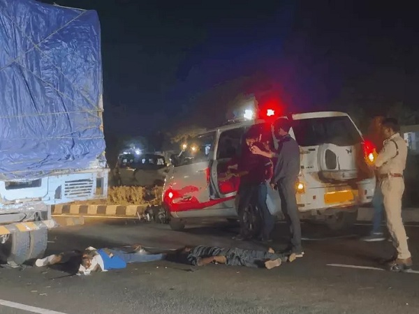 शादी की खुशियां मातम में बदलीं, मिनी ट्रक से टकराई बाइक, दो चचेरे भाइयों की मौत