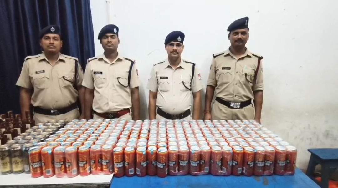 रेलवे पुलिस की कार्रवाई, ट्रेन से 130 लीटर शराब और बीयर बरामद
