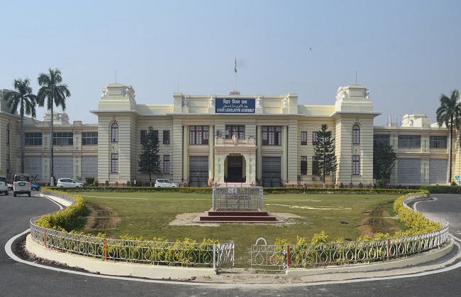 छात्र आंदोलन की गूंज विधानसभा तक, विपक्ष के हंगामे से सदन स्थगित