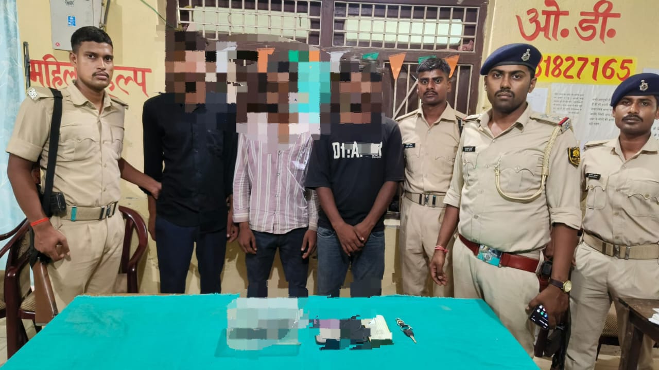 बनियापुर में चेकिंग के दौरान रिवाल्वर के साथ तीन गिरफ्तार