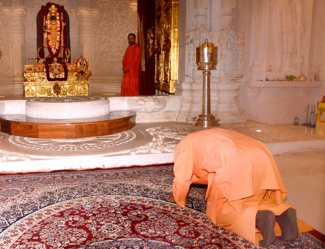मुख्यमंत्री ने रामलला के दरबार में नवाया शीश, हनुमानगढ़ी में टेका मत्था