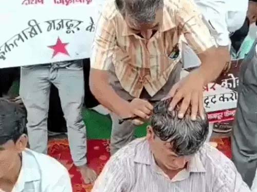 सफाई कर्मचारियों ने अपनाया अनोखा तरीका, सामूहिक मुंडन कराया