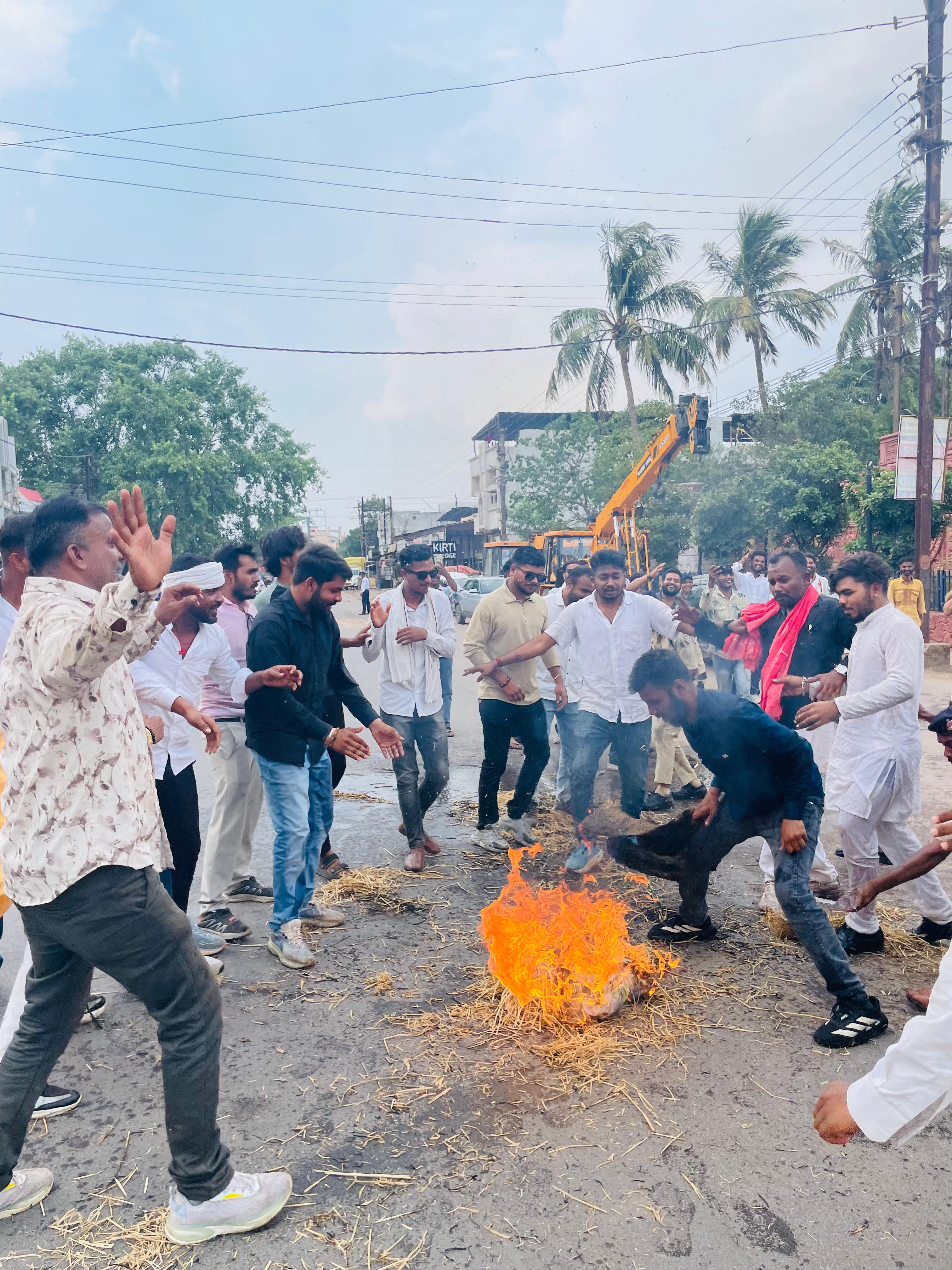 बढ़ते बिजली बिल के विरोध में एनएसयूआई का धमतरी के पावर हाउस घेराव, मुख्यमंत्री का पुतला जलाया