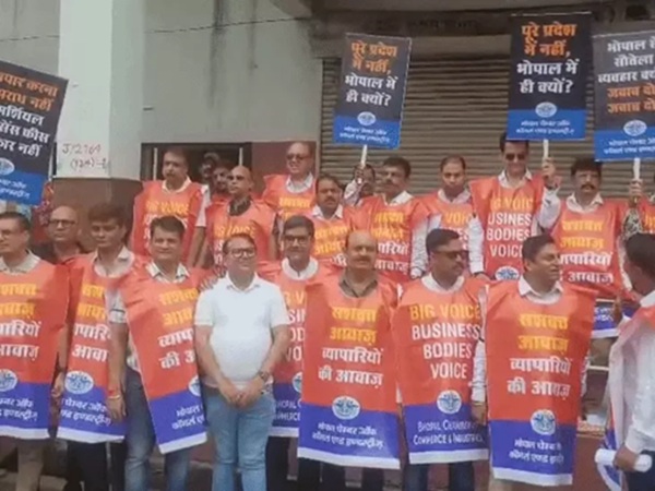 कमर्शियल लाइसेंस शुल्क के खिलाफ व्यापारियों का हंगामा, निगम दफ्तर में प्रदर्शन