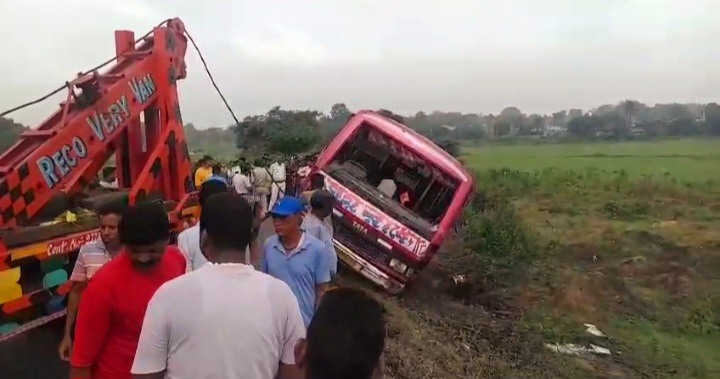 मोटरसाइकिल को बचाने में हुआ हादसा, सड़क किनारे पलटी मिनीबस
