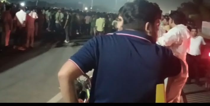 ट्रक की टक्कर से युवक की मौत, परिजनों ने लगाया जाम