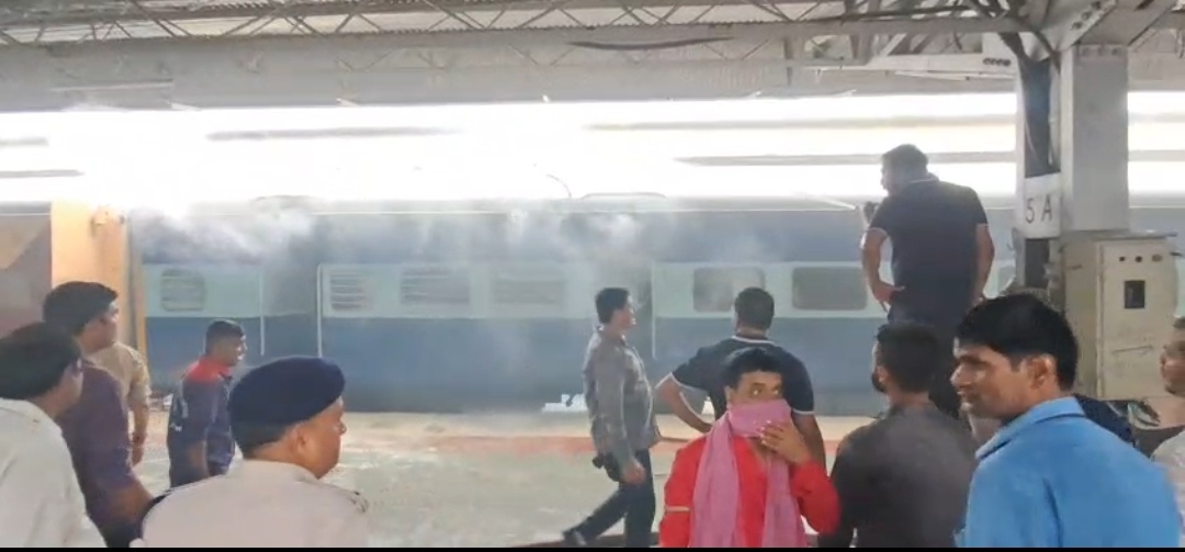 जबलपुर रेलवे स्टेशन पर बड़ा हादसा, खड़ी AC कोच में लगी आग