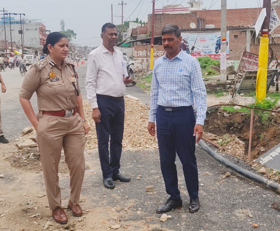 कांवड़ मार्ग की खस्ताहाल सड़क पर एक्शन, मंडलायुक्त ने अधिकारियों को लगाई फटकार