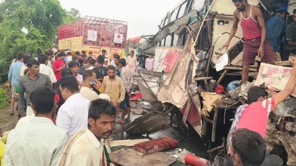 भिंड में भीषण सड़क हादसा, गैस सिलेंडर वाले ट्रक से टकराई बस; महिला की मौत