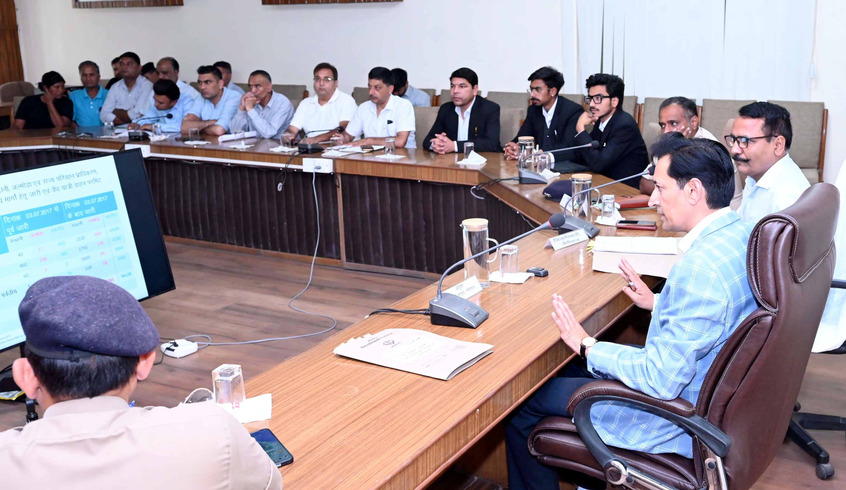 नैनीताल में यातायात व्यवस्था सुधार को लेकर मंडलायुक्त की अध्यक्षता में बैठक