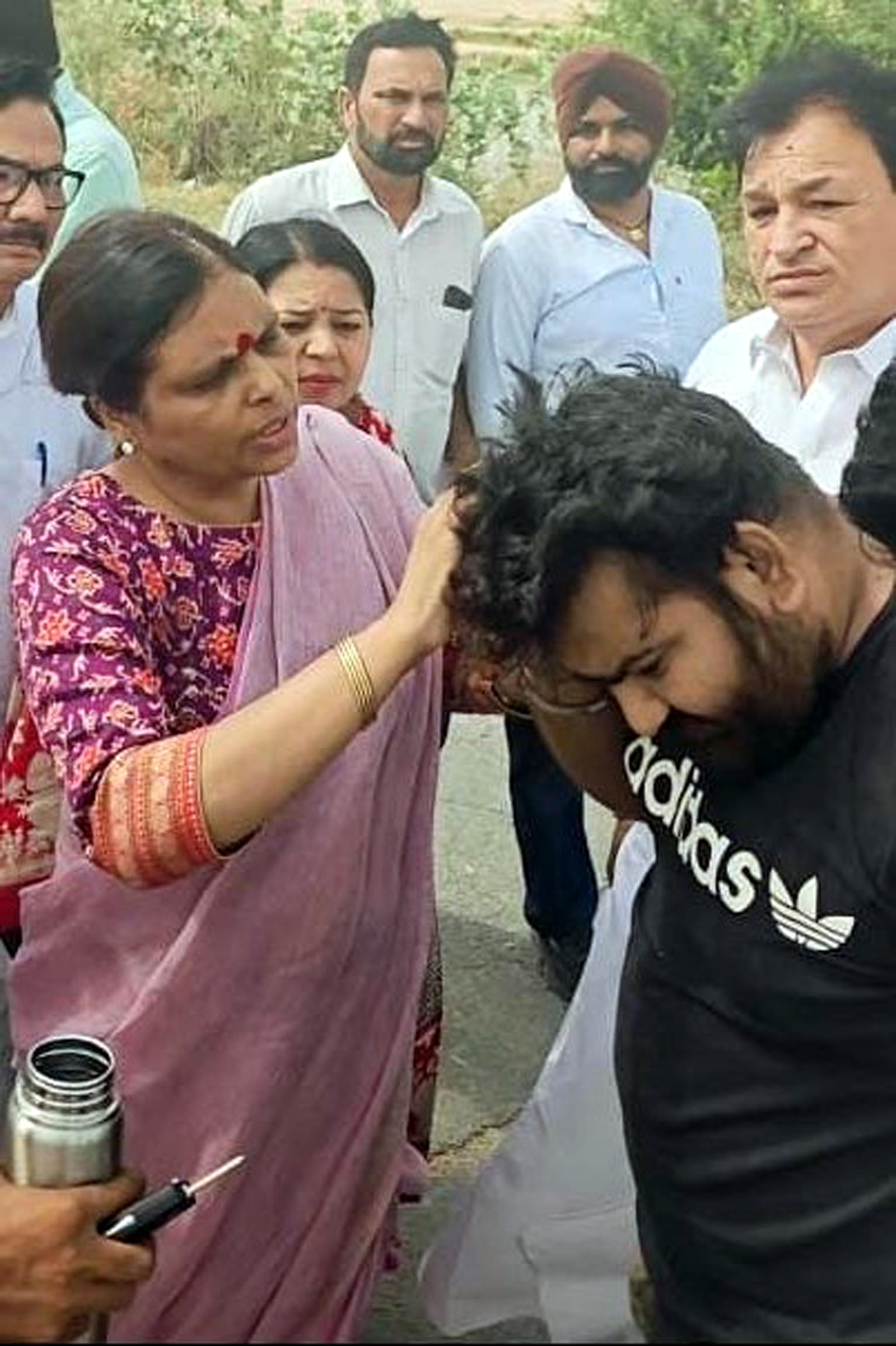 फतेहाबाद: काफिला रुकवाकर भाजपा प्रदेशाध्यक्ष ने दुर्घटनाग्रस्त व्यक्ति को संभाला