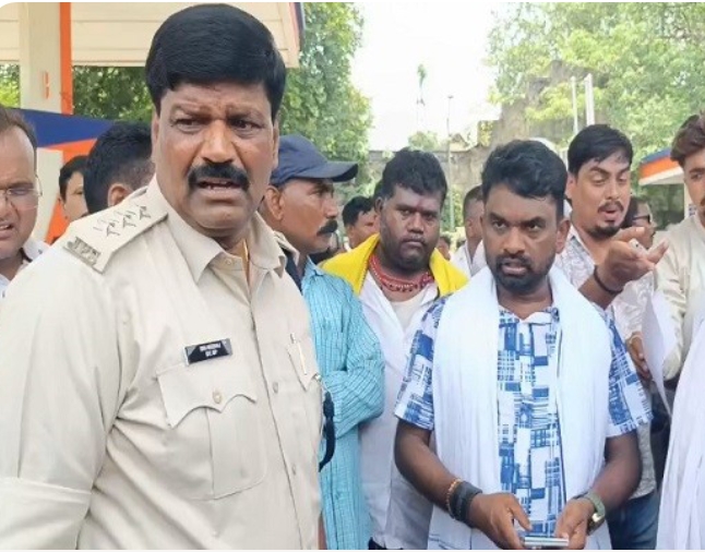 ट्रैफिक चेकिंग के दौरान पुलिस पर अवैध वसूली का आरोप, पहुंचे विधायक