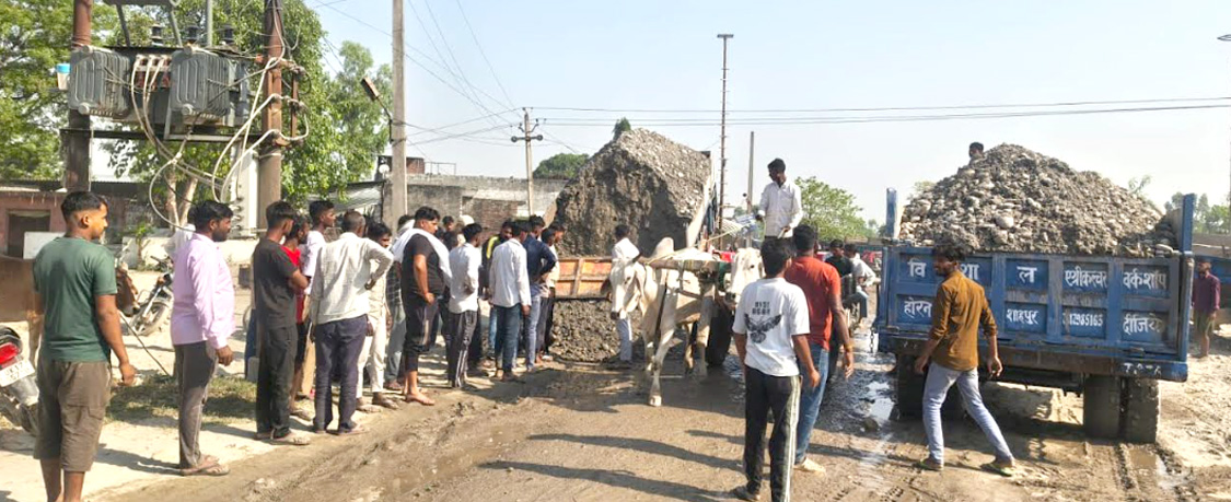 खनन वाहनों से टूटी सड़कें, गुस्साए ग्रामीण बोले, अब गांव से नहीं गुजरने देंगे ट्रॉली